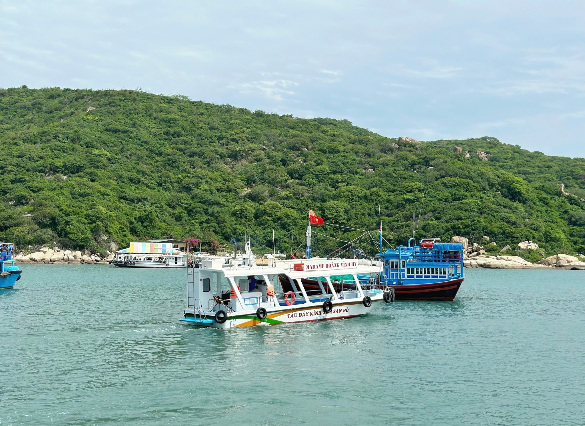 tour du lịch tàu đáy kính Vĩnh Hy trải nghiệm độc đáo khó quên tour du lịch tàu đáy kính Vĩnh Hy trải nghiệm độc đáo khó quên