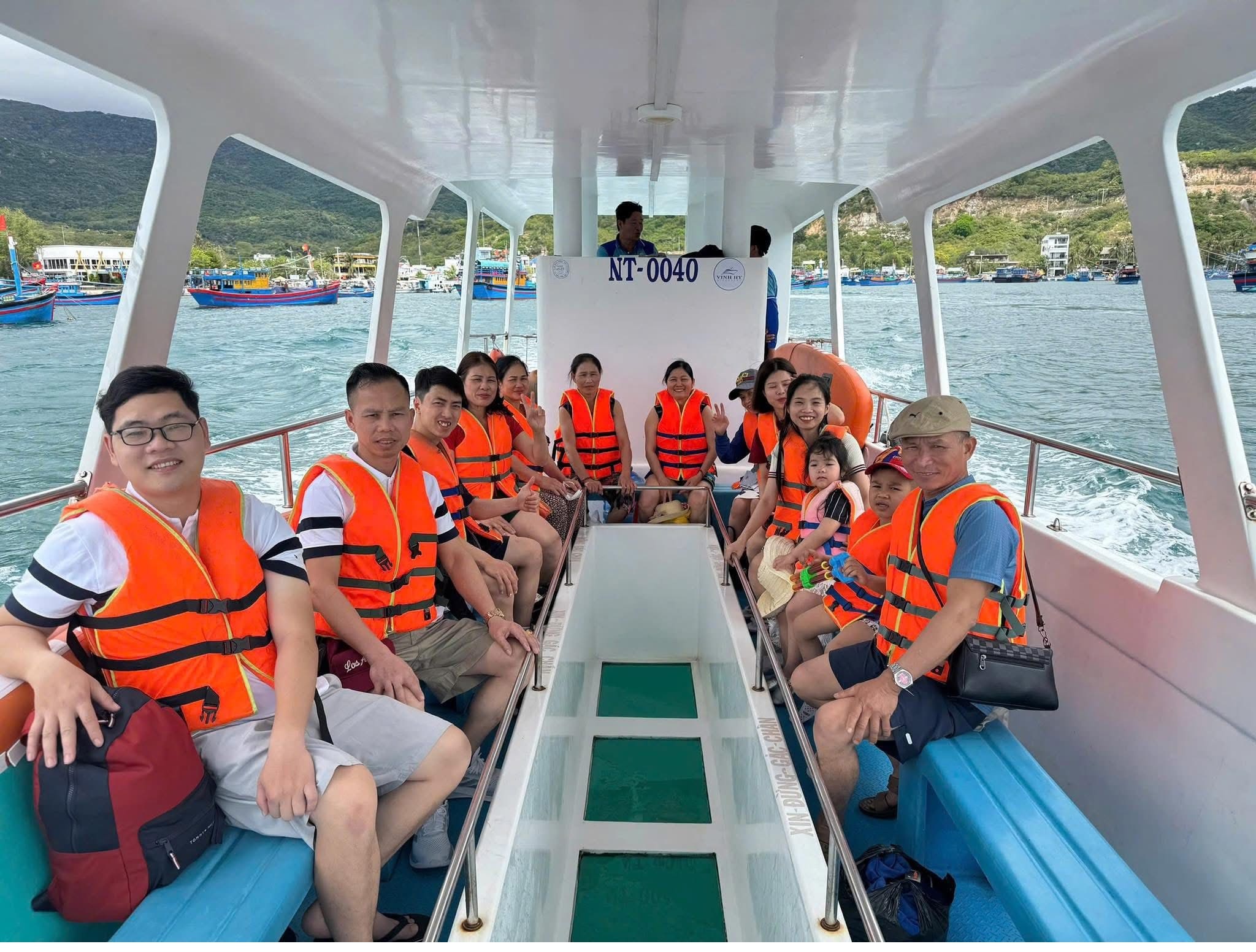 tour tàu đáy kính Vĩnh Hy trọn gói tour tàu đáy kính Vĩnh Hy trọn gói